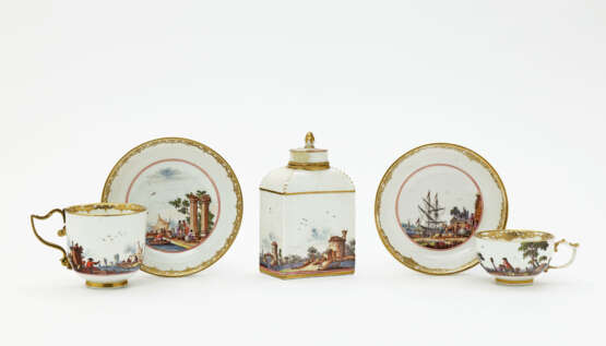Meissen, Mitte 18. Jahrhundert. Teedose und zwei Tassen mit Untertassen - photo 1