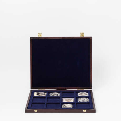 China - box with 10 Yuan 1997, Two king penguins, twelve-sided. - photo 1