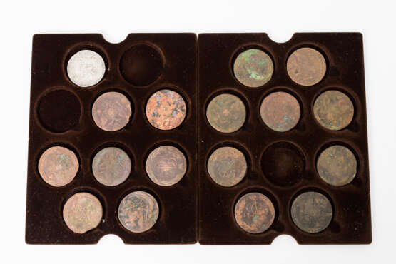 Konvolut Münzen des russischen Zarenreichs/Bronze- dabei z.B. 1 x Russland - 5 Kopeken 1768/EM, Katharina II., s., stark berieben. - фото 1