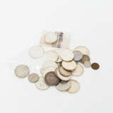 Kleines Konvolut Münzen vorwiegend BRD - dabei 1 x Top 5 mit 1 x 5 DM 1957/J, Joseph von Eichendorff, ss., verschmutzt, - фото 1