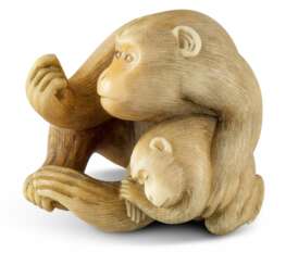 Netsuke: Affenpapa mit Kind beim Lausen