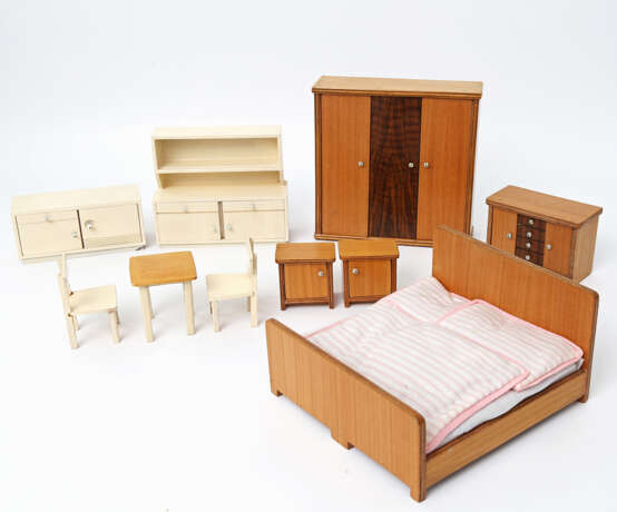 Schlafzimmer- und Küchenmöbel für die Puppenstube, 1930er/40er Jahre, - Foto 1