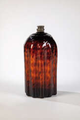 Seltene Schnapsflasche aus rotbraunem Glas mit Zinnschraubverschluss