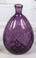 Beutelflasche aus violettem Glas