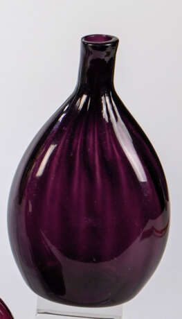 Beutelflasche aus violettem Glas - Foto 1