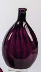 Beutelflasche aus violettem Glas