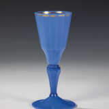 Pokal aus blau eingefärbtem Milchglas - Foto 1