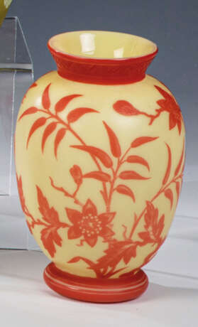 Vase mit japonisierenden Blütenzweigen und Schmetterling - Foto 1