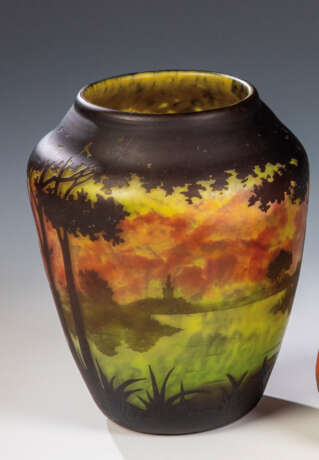 Vase mit Seenlandschaft - фото 1
