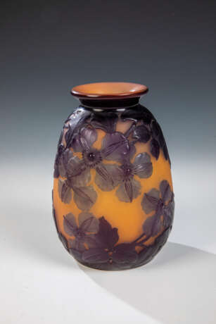 Soufflé-Vase mit Klematis - Foto 1