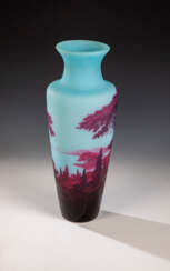 Vase mit Seenlandschaft
