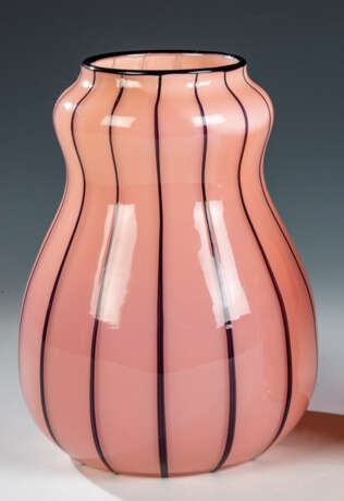 Vase ''Ausführung 157, rosa opal mit schwarz'' - Foto 1