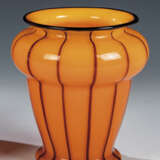 Vase ''Ausführung 157, orangeopal mit schwarz'' - Foto 1