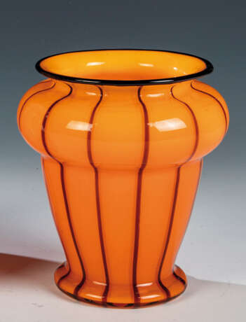 Vase ''Ausführung 157, orangeopal mit schwarz'' - photo 1
