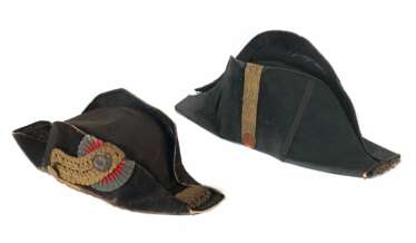 2 Zweispitze typische Kopfbedeckung aus der Zeit des 19. Jahrhundert