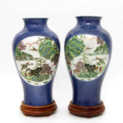 Paar Vasen mit famille verte-Dekor. CHINA, Kangxi-Periode (1662-1722)