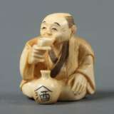 Katabori-Netsuke ''Sake-Trinker'' Japan - photo 1