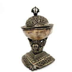 Kapala mit Deckel und Stand aus Silber. TIBET