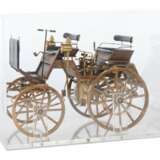 Daimler-Motorkutsche Modell des 1. vierrädrigen Kraftwagens von 1886 - photo 1