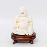Sitzender Budai aus Elfenbein. CHINA, Republik-Zeit - Foto 1