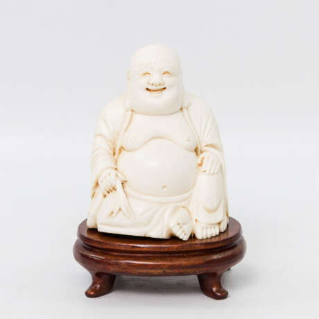 Sitzender Budai aus Elfenbein. CHINA, Republik-Zeit - photo 1