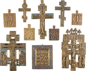 SIGNIERTE IKONE MIT DER KREUZIGUNG UND ERWEITERTER DEESIS, FÜNF KRUZIFIXE UND VIER KLEINE BRONZE-IKONEN MIT DER ALTTESTAMENTARISCHEN DREIFALTIGKEIT, AUFERSTEHUNG CHRISTI UND GEBURT DER GOTTESMUTTER