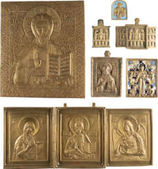 EINE DATIERTE BRONZE-IKONE UND EINE GROSSE BRONZE-IKONE MIT CHRISTUS PANTOKRATOR, ZWEI TRIPTYCHA UND DREI BRONZE-IKONEN UND FRAGMENTEN MIT DEESIS UND CHRISTUS PANTOKRATOR