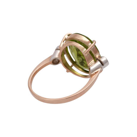 Ring mit oval fac. Peridot, ca. 6,5 ct und 2 Brillanten, - photo 3