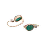 Ohrringe mit je 1 ovalen Smaragdcabochon und 1 Brillant, - photo 3