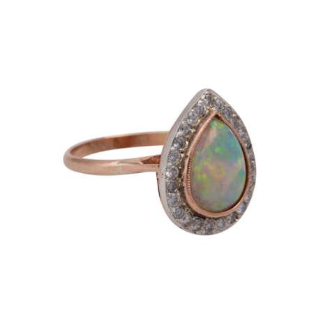 Ring mit Opal im Tropfenschliff entouriert von Brillanten, - фото 2