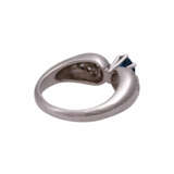 Ring mit Saphir, rund facettiert, flankiert von kl. Brillanten, - photo 3