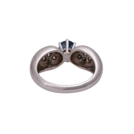 Ring mit Saphir, rund facettiert, flankiert von kl. Brillanten, - Foto 4