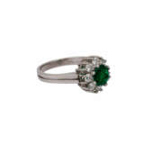 Ring mit Smaragddoublette und Brillanten, zusammen ca. 0,4 ct, - Foto 2