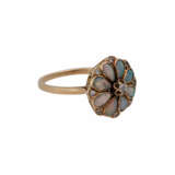 Ring in Blütenform aus 8 tropfenförmigen Opalen und kl. Diamanten - photo 2