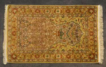 Orientteppich aus Seide. HEREKE, 20. Jahrhundert, ca. 135x88 cm