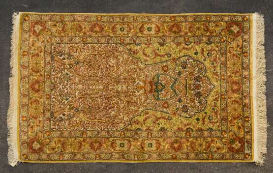 Orientteppich aus Seide. HEREKE, 20. Jahrhundert, ca. 135x88 cm - фото 1