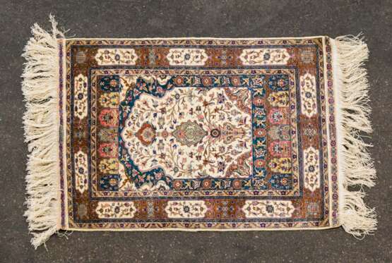 Orientteppich aus Seide. 20. Jahrhundert, 78x57 cm - photo 1