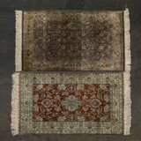 Zwei Teppiche aus Seide. 20 Jahrhundert, jeweils ca. 120x77 cm - photo 2