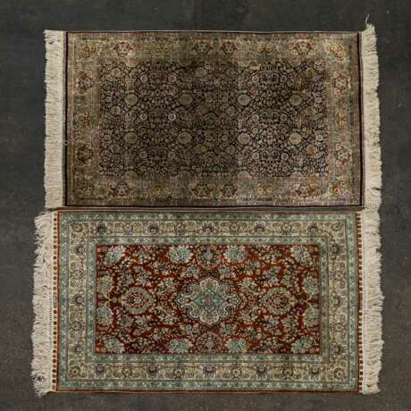 Zwei Teppiche aus Seide. 20 Jahrhundert, jeweils ca. 120x77 cm - Foto 2