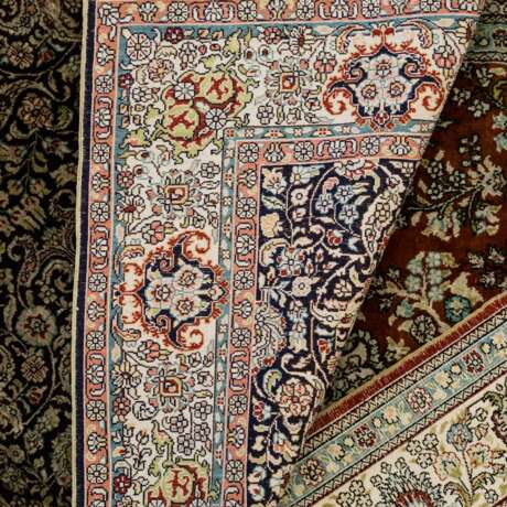 Zwei Teppiche aus Seide. 20 Jahrhundert, jeweils ca. 120x77 cm - фото 1