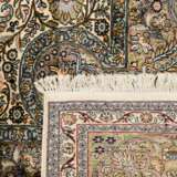 Orientteppich aus Kaschmirseide. 20. Jahrhundert, 331x249 cm - фото 2