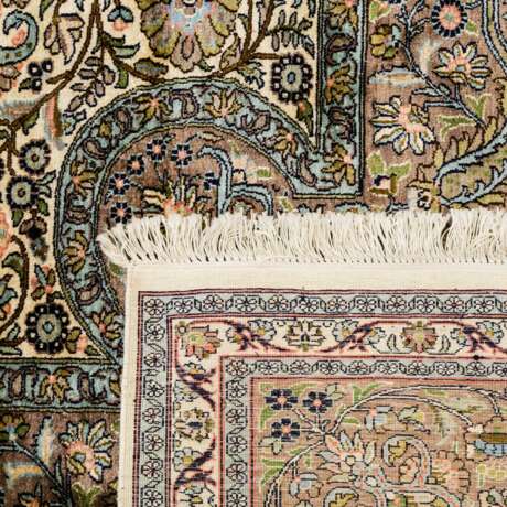 Orientteppich aus Kaschmirseide. 20. Jahrhundert, 331x249 cm - Foto 2