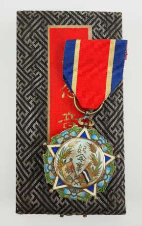 China: Medaille auf die Amtseinführung des Präsidenten Tsao Kun, im Etui. - фото 1