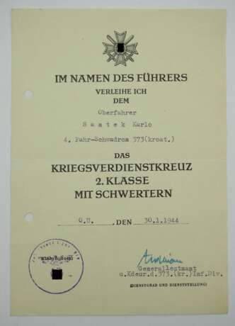 Kriegsverdienstkreuz, 2. Klasse mit Schwertern Urkunde für einen Oberfahrer der 4. Fahr-Schwadron 373 (kroat.). - Foto 1