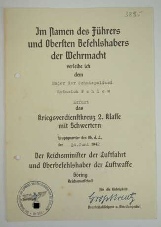 Kriegsverdienstkreuz, 2. Klasse mit Schwertern Urkunde für einen Major der Schutzpolizei aus Erfurt. - Foto 1
