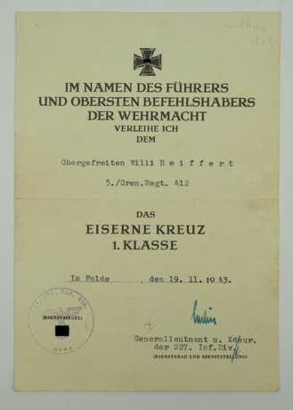 Eisernes Kreuz, 1939, 1. Klasse Urkunde für einen Obergefreiten der 5./ Gren.Regt. 412 - Wilhelm Berlin. - Foto 1