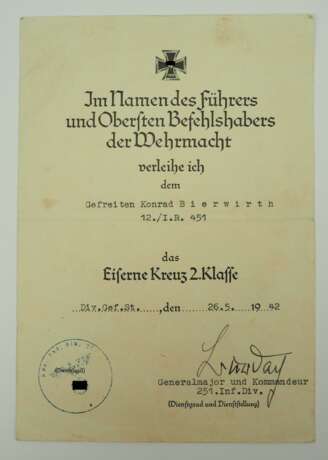 Eisernes Kreuz, 1939, 2. Klasse Urkunde für einen Gefreiten der 12./ I.R. 451 - Karl Burdach. - Foto 1