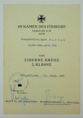 Eisernes Kreuz, 1939, 2. Klasse Urkunde für einen Obergefreiten der 3./ Pz.-Jäg.-Abt. 200 - Edgar Feuchtinger. - Foto 1