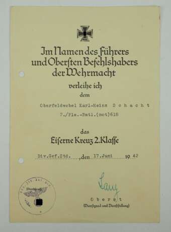 Eisernes Kreuz, 1939, 2. Klasse Urkunde für einen Oberfeldwebel der 2./ Fla.-Batl. (mot.) 618 - Friedrich Lang. - Foto 1