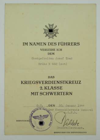 Kriegsverdienstkreuz, 2. Klasse mit Schwertern Urkunde für einen Obergefreiten der Brüko B 660 (mot.) - Ernst Günther Baade. - Foto 1